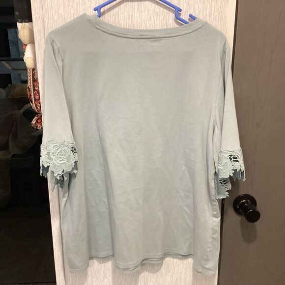 NWOT.  Simply Vera Vera Want Short Sleeve Lace Cuffed Tee in Robin’s Egg Blue - Picture 3 of 10